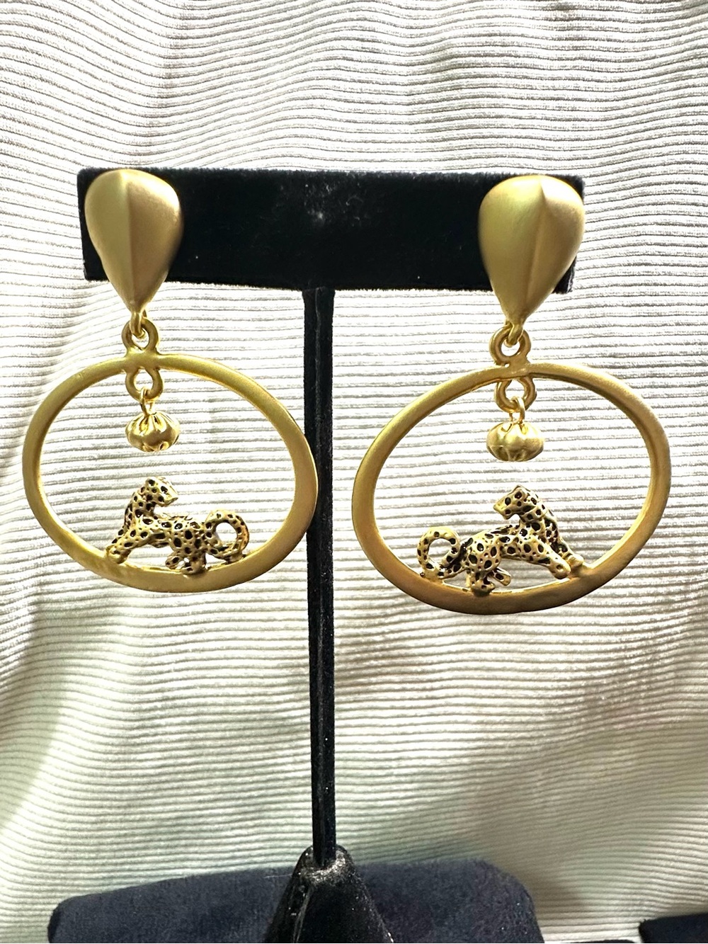 Vtg: Matte Gold Safari Jaguar Oversized Dangle Earrings - Picture 3 of 8